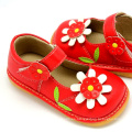 Chica Squeaky de los zapatos del bebé rojo del girasol